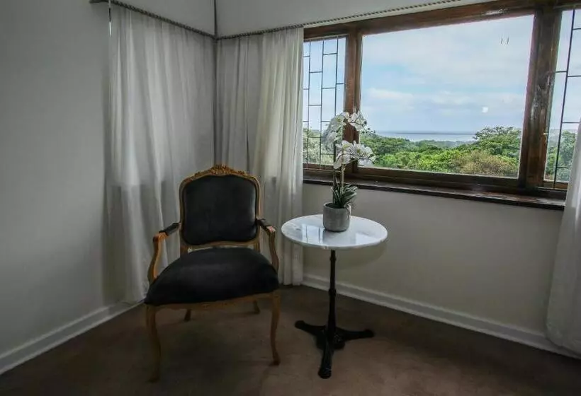 اتاق لوکس با چشم‌انداز دریا, Hathaway Guest House