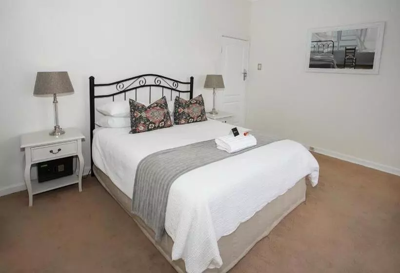 اتاق لوکس با چشم‌انداز دریا, Hathaway Guest House
