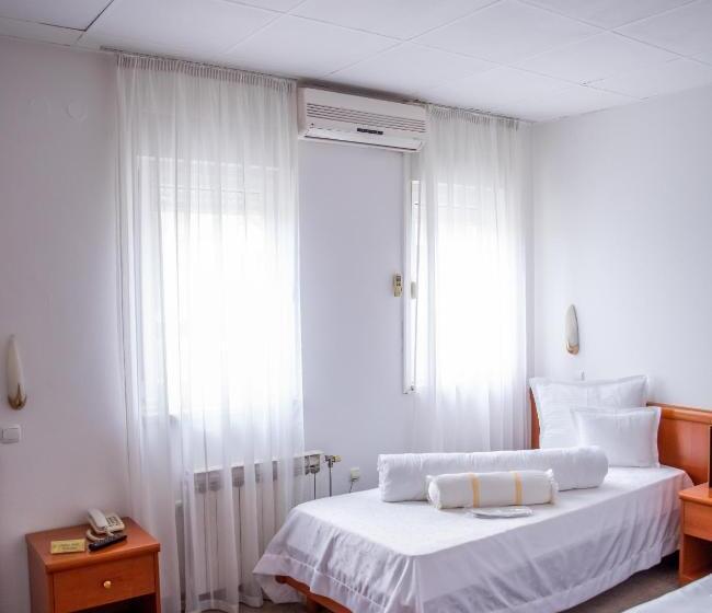 اتاق استاندارد سه نفره, Integra