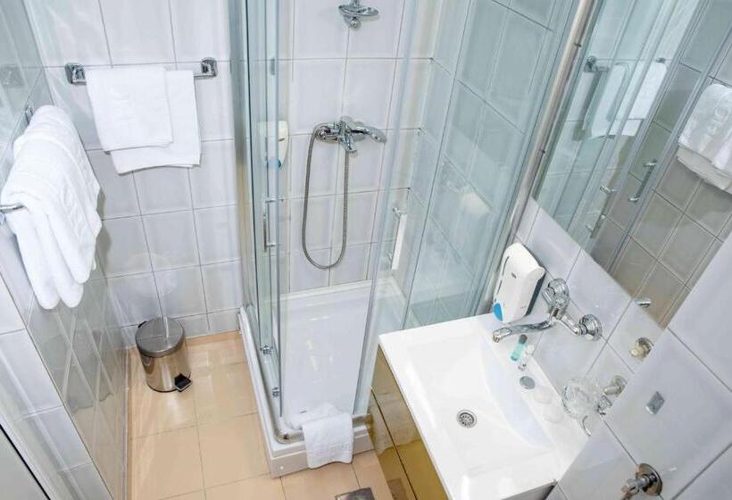 اتاق استاندارد سه نفره, Integra