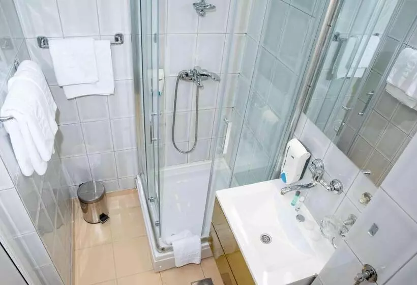 اتاق استاندارد سه نفره, Integra
