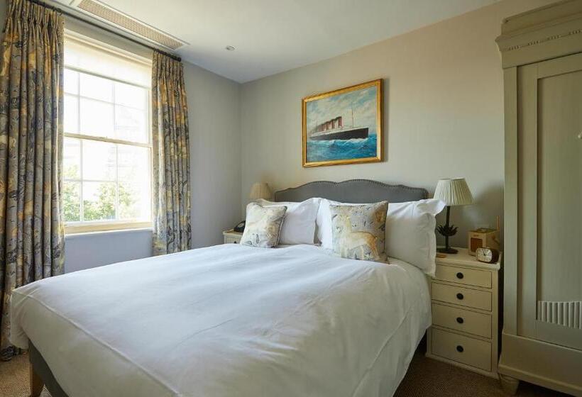 اتاق سوپریور با تخت بزرگ, The Pig In The Wall