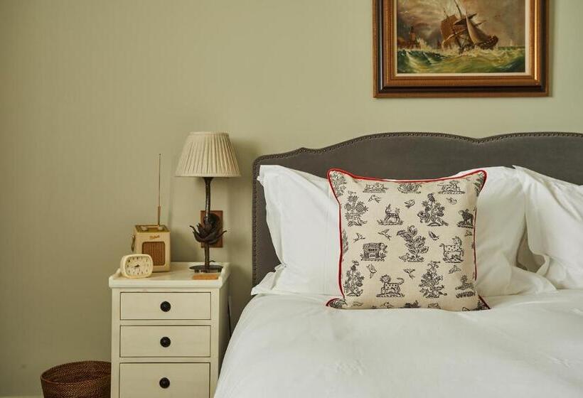 اتاق سوپریور با تخت بزرگ, The Pig In The Wall