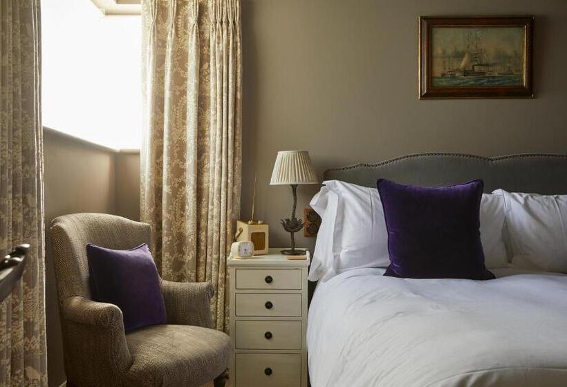 اتاق سوپریور با تخت بزرگ, The Pig In The Wall