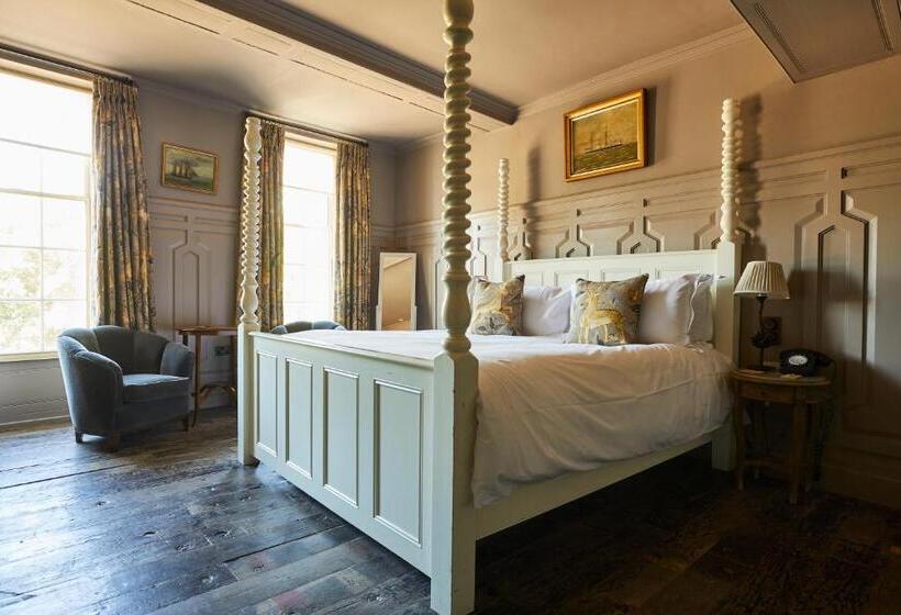 اتاق لوکس با تخت بزرگ, The Pig In The Wall