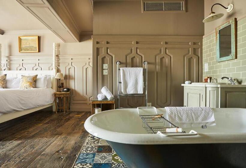 اتاق لوکس با تخت بزرگ, The Pig In The Wall