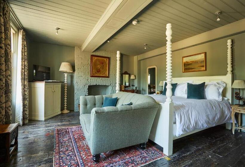 اتاق لوکس با تخت بزرگ, The Pig In The Wall