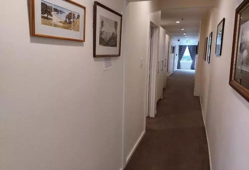 Standard-studio, At Eden Park Motel