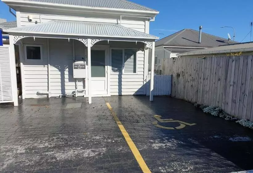 Standard-studio, At Eden Park Motel