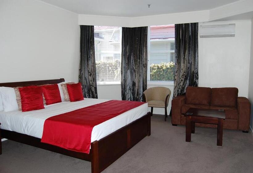 סטודיו אקזקיוטיב, At Eden Park Motel