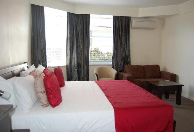 סטודיו אקזקיוטיב, At Eden Park Motel