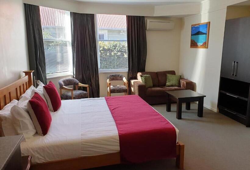 סטודיו אקזקיוטיב, At Eden Park Motel