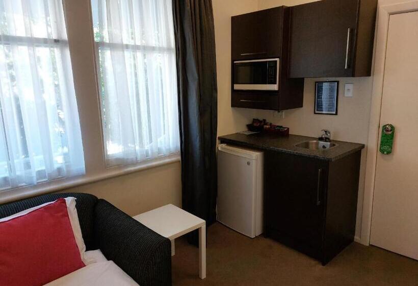 דירת חדר, At Eden Park Motel