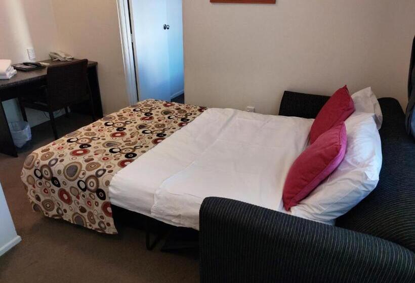 דירת חדר, At Eden Park Motel