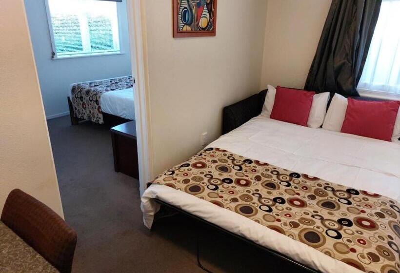 דירת חדר, At Eden Park Motel