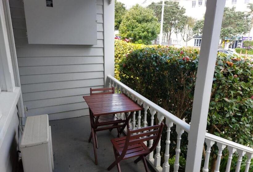 דירת חדר, At Eden Park Motel