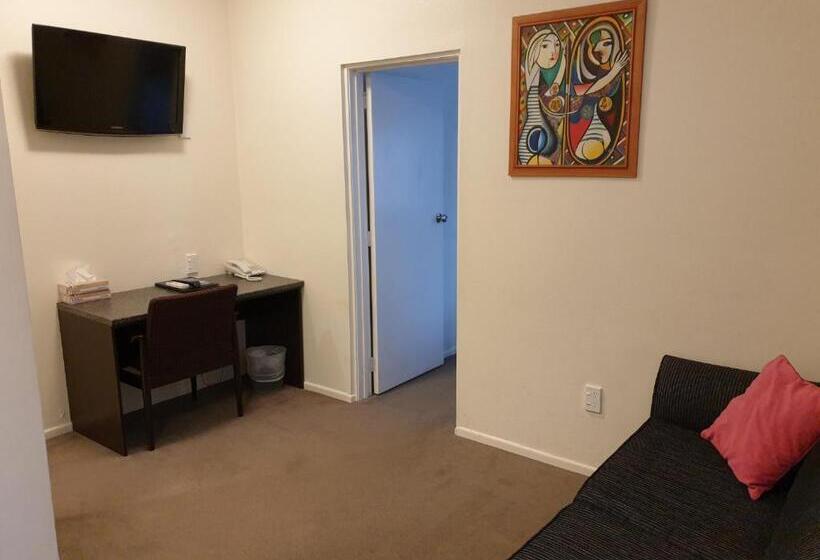 דירת חדר, At Eden Park Motel