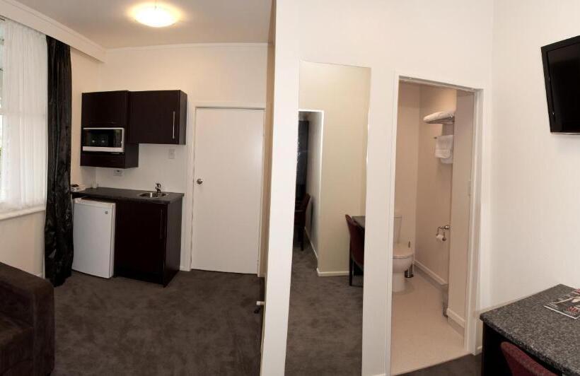 דירת חדר, At Eden Park Motel