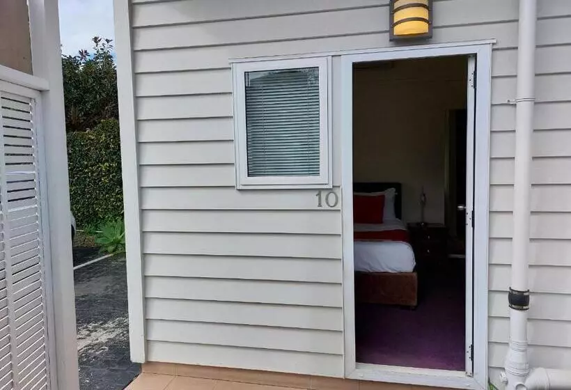 Basic-studio, At Eden Park Motel