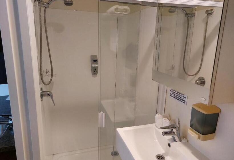 סטודיו בסיסי, At Eden Park Motel