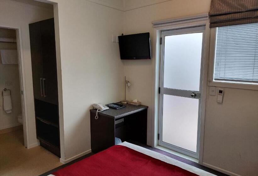 סטודיו בסיסי, At Eden Park Motel