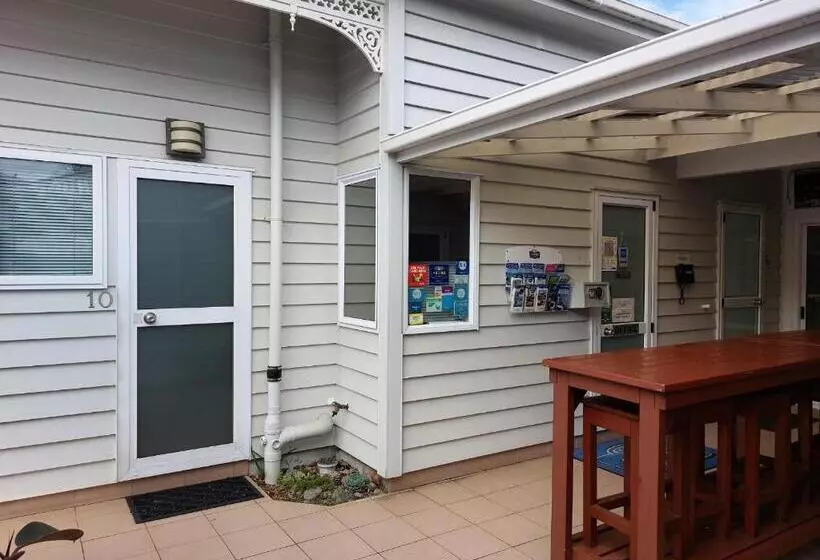 Basic-studio, At Eden Park Motel