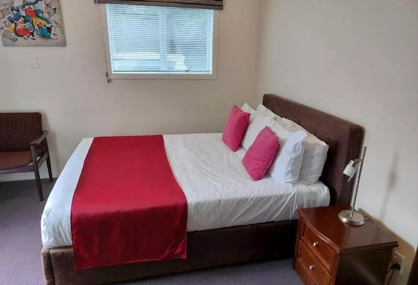 Basic-studio, At Eden Park Motel