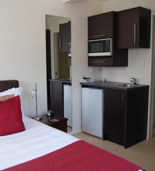 סטודיו בסיסי, At Eden Park Motel