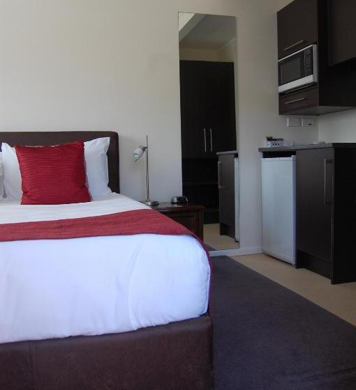 סטודיו בסיסי, At Eden Park Motel