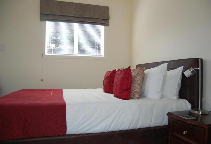 סטודיו בסיסי, At Eden Park Motel