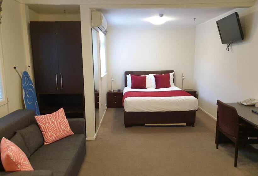 חדר אקזקיוטיב, At Eden Park Motel