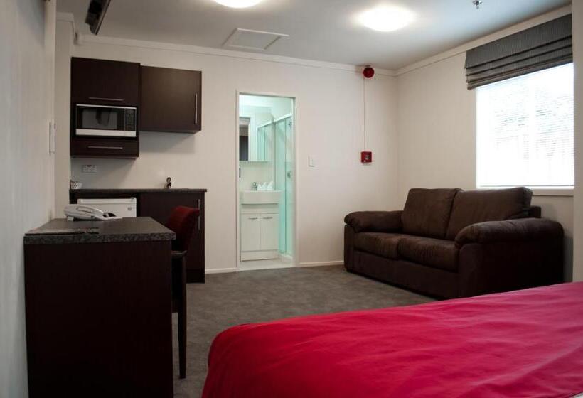 חדר אקזקיוטיב, At Eden Park Motel