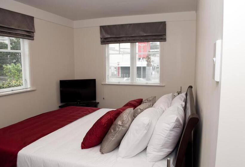 דירת חדר, At Eden Park Motel