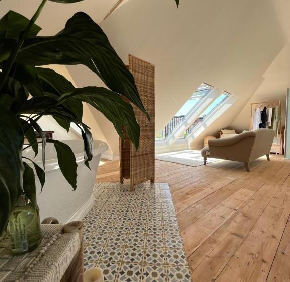 سوئیت با بالکن, Hedgebank