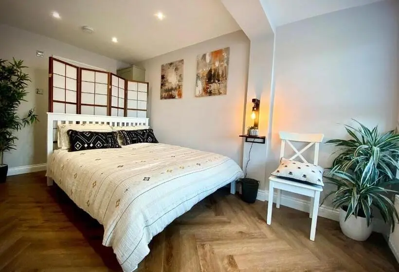 استودیوی لوکس, Durham City Retreat