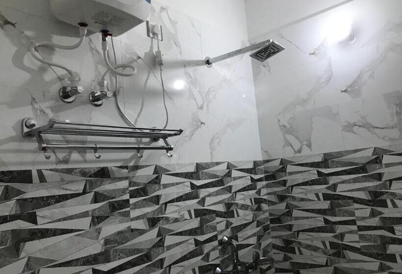 Chambre Triple Deluxe, Abinash