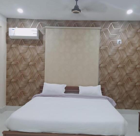 Chambre Triple Deluxe, Abinash