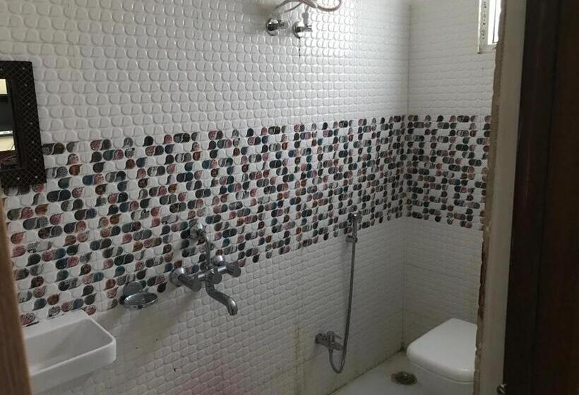 Chambre Deluxe, Abinash