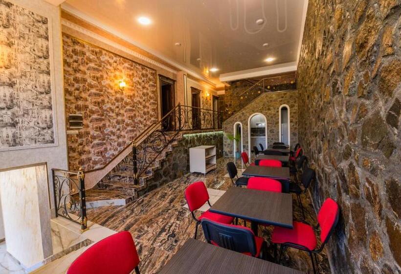 标准三人间, Rafting House