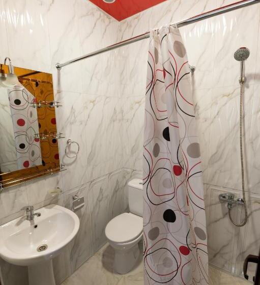 标准三人间, Rafting House