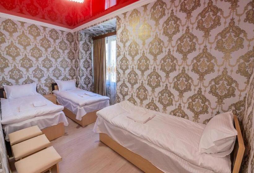 标准三人间, Rafting House