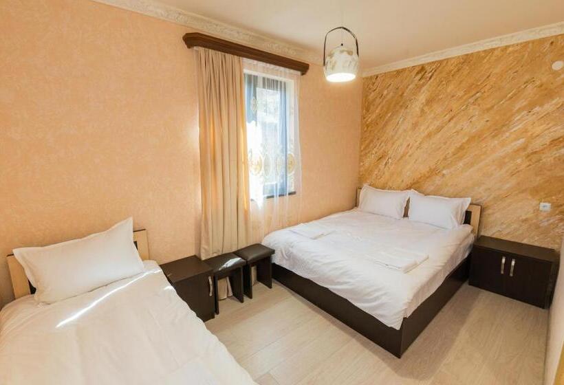 四人标准间, Rafting House