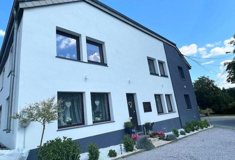 דירת שלושה חדרים, Le Clos Fleuri