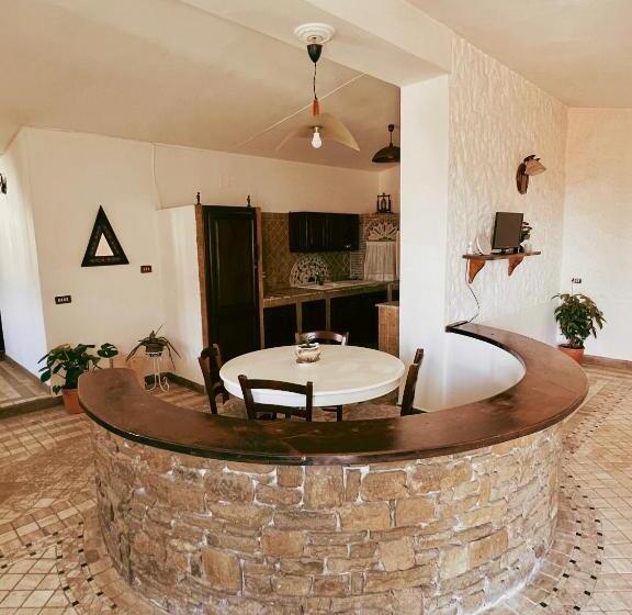 غرفة قياسية ثلاثية, Castellabatecoast