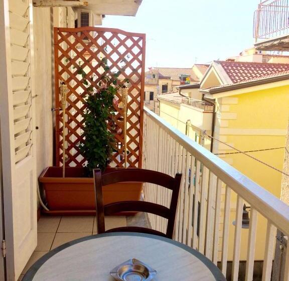 غرفة قياسية رباعية, Castellabatecoast