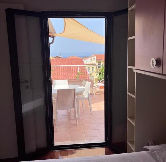 غرفة بريميوم رباعية, Castellabatecoast