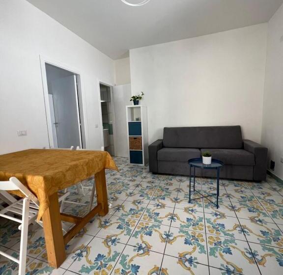 شقة غرفة واحدة, Castellabatecoast