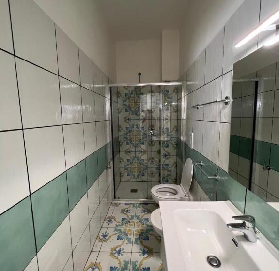 شقة غرفة واحدة, Castellabatecoast