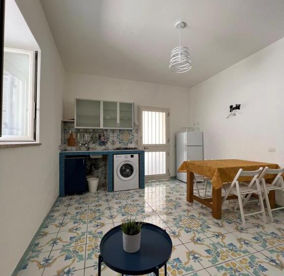 شقة غرفة واحدة, Castellabatecoast