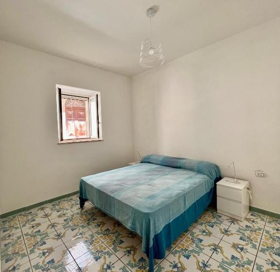 شقة غرفة واحدة, Castellabatecoast